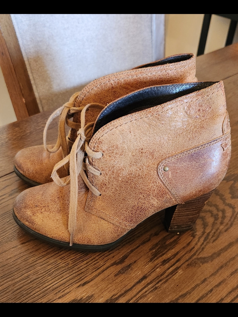 Clarks Women's Tan Lace-Up Stacked Heel Booties